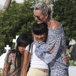 Laeticia Hallyday, ses filles Jade et Joy et Sylviane (la nounou) sont allées se recueillir sur la tombe de Johnny Hallyday au cimetière marin de Lorient à Saint-Barthélemy, le 16 avril 2018.