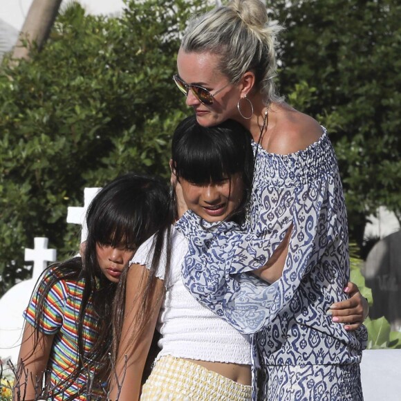 Laeticia Hallyday, ses filles Jade et Joy et Sylviane (la nounou) sont allées se recueillir sur la tombe de Johnny Hallyday au cimetière marin de Lorient à Saint-Barthélemy, le 16 avril 2018.