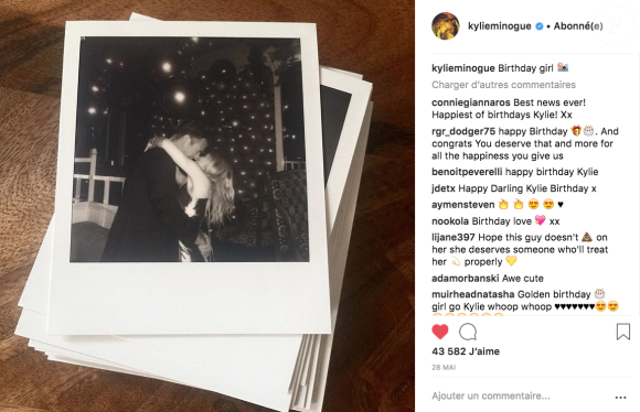 Kylie Minogue dans les bras de son compagnon (fiancé ) Paul Solomons pour son anniversaire à Londres, le 28 mai 2018.