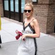 Kylie Minogue quitte son hôtel et part faire du shopping à New York, le 27 juin 2018.
