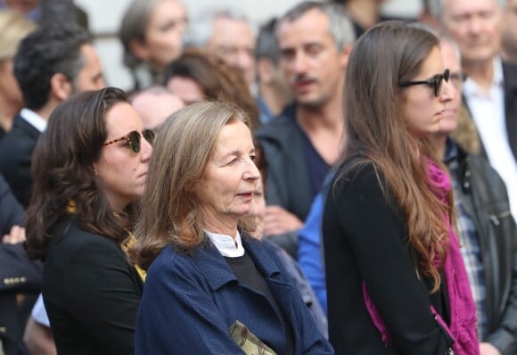 Louise Rochefort, Françoise Vidal et Clémence Rochefort lors des obsèques de Jean Rochefort en l'église Saint-Thomas d'Aquin à Paris, le 13 octobre 2017.