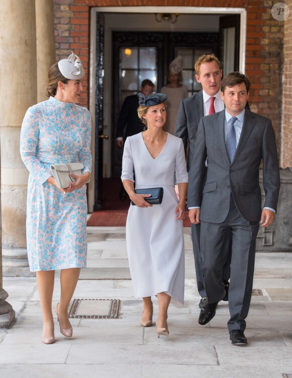 Lucy Middleton (marraine), Hannah Carter (marraine) et son mari Robert Carter, suivis par Harry Aubrey-Fletcher (parrain) au baptême du prince Louis de Cambridge, troisième enfant du prince William et de la duchesse Catherine, le 9 juillet 2018 en la chapelle royale du palais St James à Londres.
