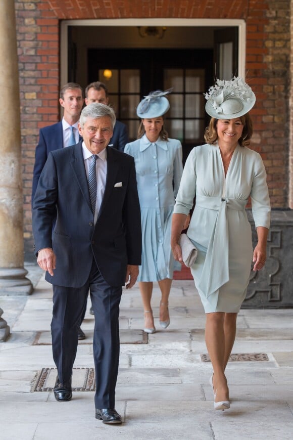 Michael et Carole Middleton, suivis de James Matthews et Pippa Middleton, enceinte, au baptême du prince Louis de Cambridge, troisième enfant du prince William et de la duchesse Catherine, le 9 juillet 2018 en la chapelle royale du palais St James à Londres.