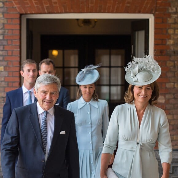 Michael et Carole Middleton, suivis de James Matthews et Pippa Middleton, enceinte, au baptême du prince Louis de Cambridge, troisième enfant du prince William et de la duchesse Catherine, le 9 juillet 2018 en la chapelle royale du palais St James à Londres.