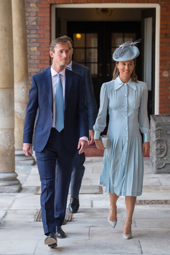 Pippa Middleton, enceinte, et son mari James Matthews au baptême du prince Louis de Cambridge, troisième enfant du prince William et de la duchesse Catherine, le 9 juillet 2018 en la chapelle royale du palais St James à Londres.