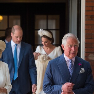 Camilla Parker Bowles, duchesse de Cornouailles, et le prince Charles, précédant William, Kate et leurs enfants, au baptême du prince Louis de Cambridge le 9 juillet 2018 en la chapelle royale du palais St James à Londres.