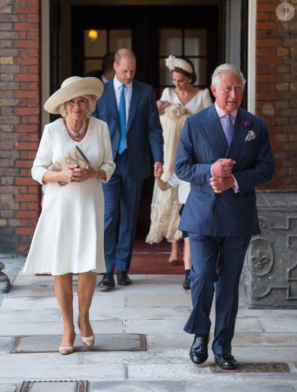 Camilla Parker Bowles, duchesse de Cornouailles, et le prince Charles, précédant William, Kate et leurs enfants, au baptême du prince Louis de Cambridge le 9 juillet 2018 en la chapelle royale du palais St James à Londres.