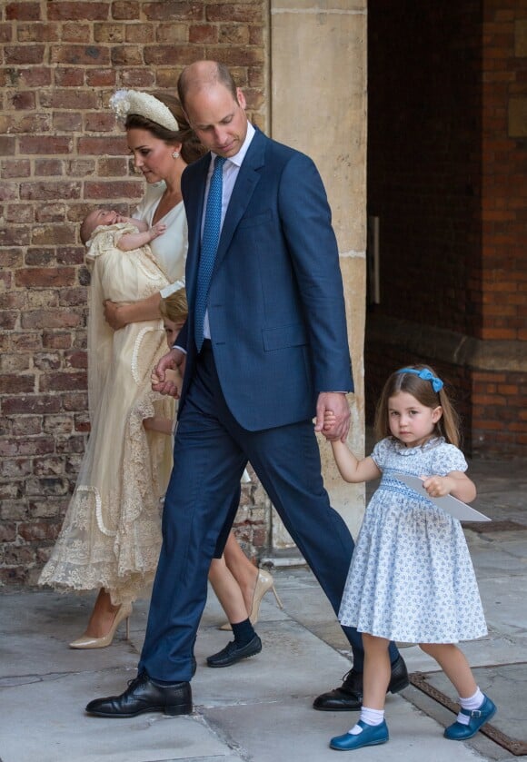 Le prince William et la duchesse Catherine de Cambridge avec leurs enfants le prince George et la princesse Charlotte de Cambridge au baptême du prince Louis de Cambridge le 9 juillet 2018 en la chapelle royale du palais St James à Londres.