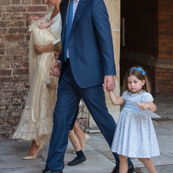 Le prince William et la duchesse Catherine de Cambridge avec leurs enfants le prince George et la princesse Charlotte de Cambridge au baptême du prince Louis de Cambridge le 9 juillet 2018 en la chapelle royale du palais St James à Londres.