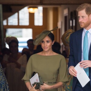 La duchesse Meghan de Sussex (Meghan Markle), en robe Ralph Lauren, et le prince Harry au baptême du prince Louis de Cambridge, troisième enfant du prince William et de la duchesse Catherine, le 9 juillet 2018 en la chapelle royale du palais St James à Londres.