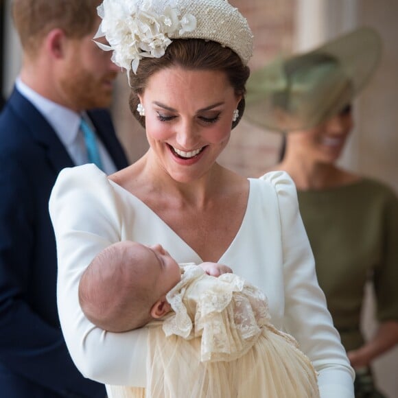 La duchesse Catherine de Cambridge (en robe Alexander McQueen) avec son fils le prince Louis de Cambridge lors de son baptême le 9 juillet 2018 en la chapelle royale du palais St James à Londres.