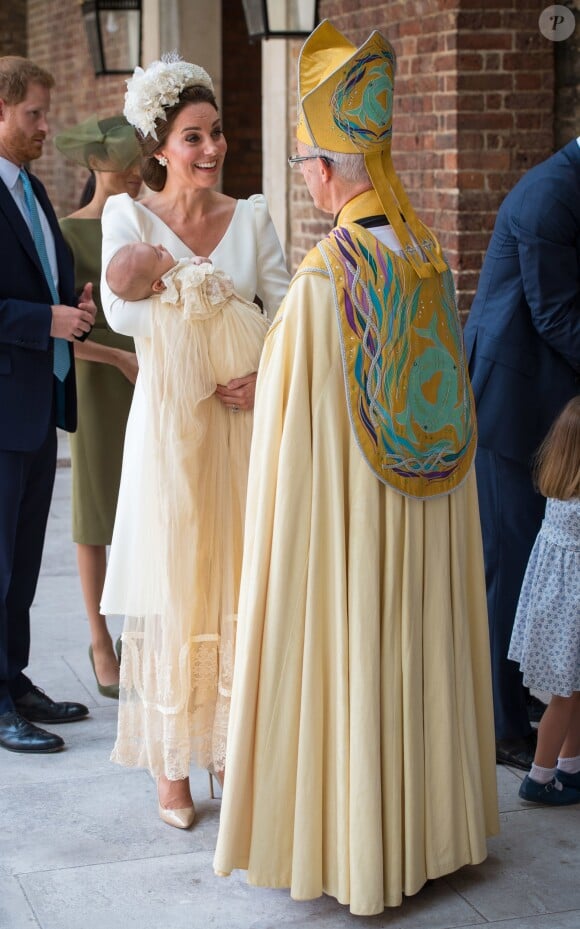 La duchesse Catherine de Cambridge (en robe Alexander McQueen) avec son fils le prince Louis de Cambridge lors de son baptême le 9 juillet 2018 en la chapelle royale du palais St James à Londres.