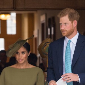 La duchesse Meghan de Sussex (Meghan Markle), en robe Ralph Lauren, et le prince Harry au baptême du prince Louis de Cambridge, troisième enfant du prince William et de la duchesse Catherine, le 9 juillet 2018 en la chapelle royale du palais St James à Londres.