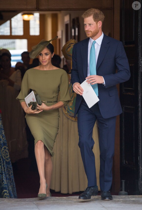 La duchesse Meghan de Sussex (Meghan Markle), en robe Ralph Lauren, et le prince Harry au baptême du prince Louis de Cambridge, troisième enfant du prince William et de la duchesse Catherine, le 9 juillet 2018 en la chapelle royale du palais St James à Londres.