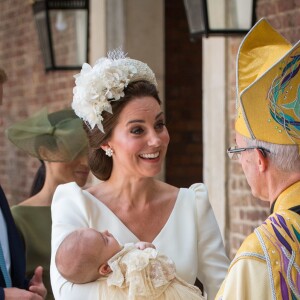La duchesse Catherine de Cambridge (en robe Alexander McQueen) avec son fils le prince Louis de Cambridge lors de son baptême le 9 juillet 2018 en la chapelle royale du palais St James à Londres.