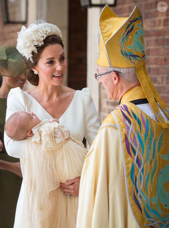 La duchesse Catherine de Cambridge (en robe Alexander McQueen) avec son fils le prince Louis de Cambridge lors de son baptême le 9 juillet 2018 en la chapelle royale du palais St James à Londres.