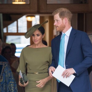 La duchesse Meghan de Sussex (Meghan Markle), en robe Ralph Lauren, et le prince Harry au baptême du prince Louis de Cambridge, troisième enfant du prince William et de la duchesse Catherine, le 9 juillet 2018 en la chapelle royale du palais St James à Londres.