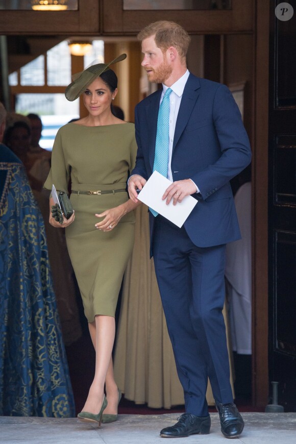 La duchesse Meghan de Sussex (Meghan Markle), en robe Ralph Lauren, et le prince Harry au baptême du prince Louis de Cambridge, troisième enfant du prince William et de la duchesse Catherine, le 9 juillet 2018 en la chapelle royale du palais St James à Londres.