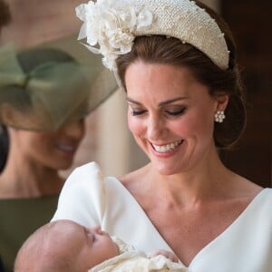 La duchesse Catherine de Cambridge (en robe Alexander McQueen) avec son fils le prince Louis de Cambridge lors de son baptême le 9 juillet 2018 en la chapelle royale du palais St James à Londres.