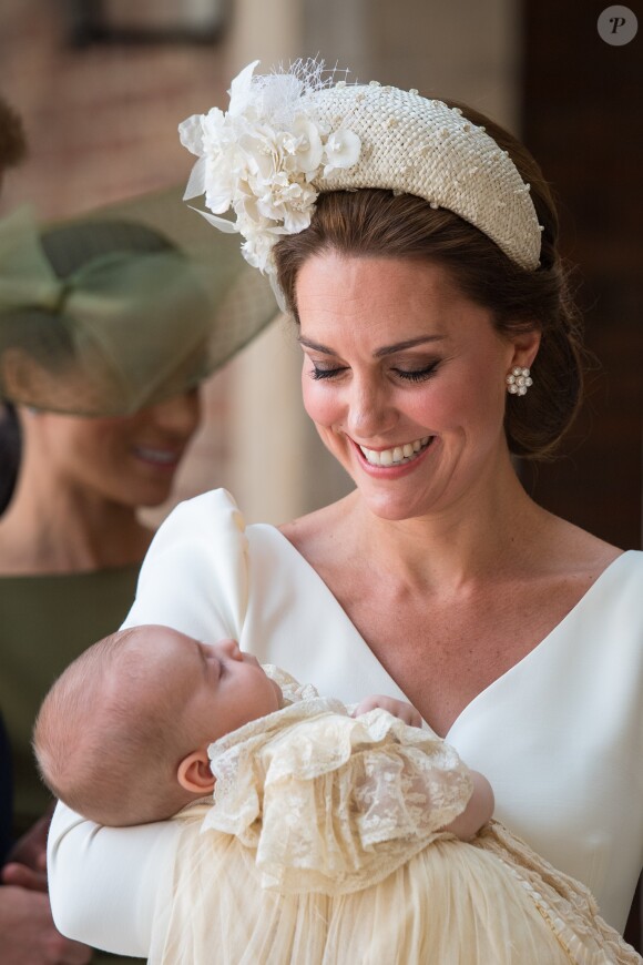 La duchesse Catherine de Cambridge (en robe Alexander McQueen) avec son fils le prince Louis de Cambridge lors de son baptême le 9 juillet 2018 en la chapelle royale du palais St James à Londres.