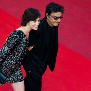 Charlotte Gainsbourg et son compagnon Yvan Attal à la montée des marches du film "How to Talk With Girls at Parties" lors du 70ème Festival International du Film de Cannes, le 21 mai 2017.