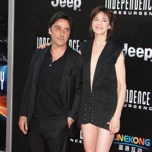 Théma - Ces réalisateurs qui font tourner leur compagne - Charlotte Gainsbourg et Yvan Attal à la première de "Independence Day: Resurgence" au théâtre TCL Chinese à Hollywood, Californie, le 20 juin 2016.