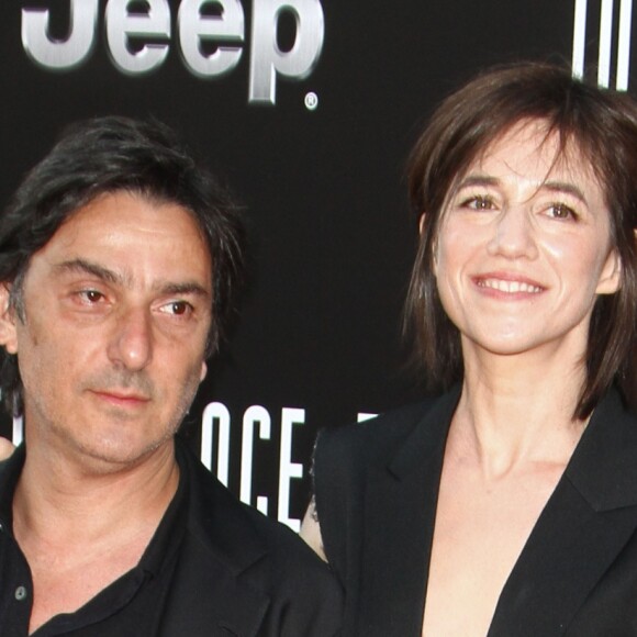 Théma - Ces réalisateurs qui font tourner leur compagne - Charlotte Gainsbourg et Yvan Attal à la première de "Independence Day: Resurgence" au théâtre TCL Chinese à Hollywood, Californie, le 20 juin 2016.