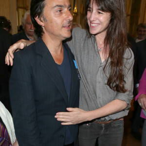 Yvan Attal, Charlotte Gainsbourg - Yvan Attal recoit les insignes de Chevalier de l'ordre national du Merite et profite de l'occasion pour demander publiquement en mariage Charlotte Gainsbourg au ministere de la culture a Paris le 19 juin 2013.