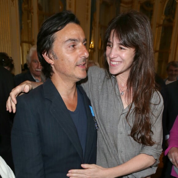 Yvan Attal, Charlotte Gainsbourg - Yvan Attal recoit les insignes de Chevalier de l'ordre national du Merite et profite de l'occasion pour demander publiquement en mariage Charlotte Gainsbourg au ministere de la culture a Paris le 19 juin 2013.