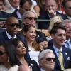 Thierry Henry et sa compagne enceinte Andrea Rajacic au côté de Sir Alex Ferguson lors des demi-finales hommes du tournoi de Wimbledon au All England Lawn Tennis and Croquet Club, à Londres le 10 juillet 2015