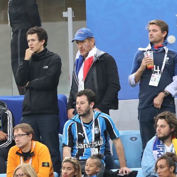 Dany Boon et son fils Mehdi - Célébrités dans les tribunes lors de la demi-finale de la coupe du monde opposant la France à la Belgique à Saint-Pétersbourg le 10 juillet 2018 © Cyril Moreau/Bestimage