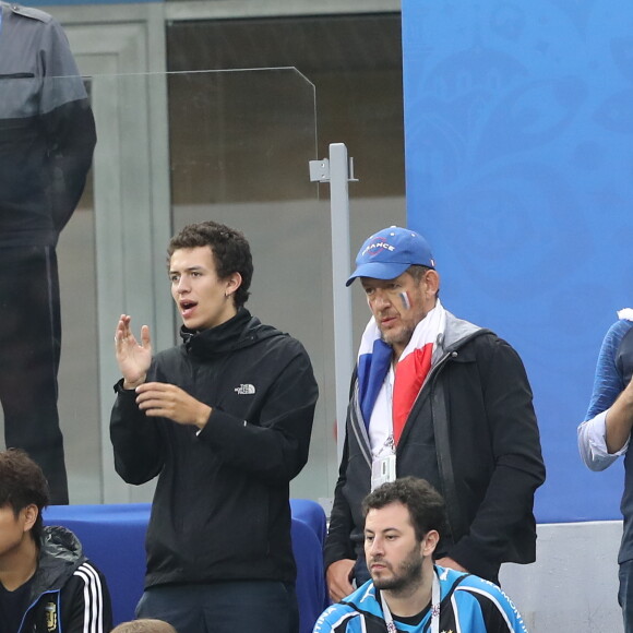Dany Boon et son fils Mehdi - Célébrités dans les tribunes lors de la demi-finale de la coupe du monde opposant la France à la Belgique à Saint-Pétersbourg le 10 juillet 2018 © Cyril Moreau/Bestimage