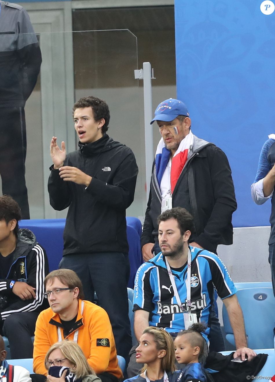 Dany Boon et son fils Mehdi - Célébrités dans les tribunes lors de la ...