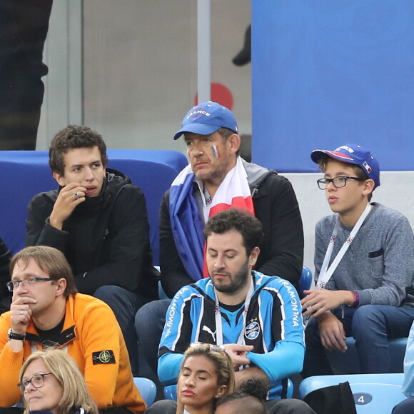 Dany Boon et ses fils Mehdi Boon et Eytan Boon - Célébrités dans les tribunes lors de la demi-finale de la coupe du monde opposant la France à la Belgique à Saint-Pétersbourg, Russie, le 10 juillet 2018. La France a gagné 1-0. © Cyril Moreau/Bestimage