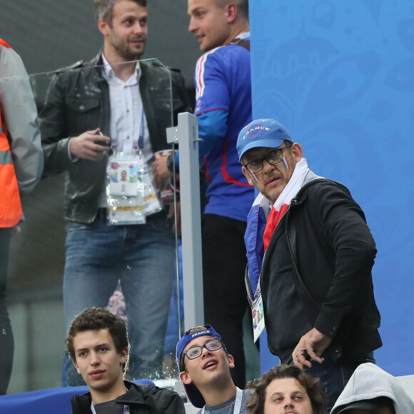Dany Boon et ses fils Mehdi Boon et Eytan Boon - Célébrités dans les tribunes lors de la demi-finale de la coupe du monde opposant la France à la Belgique à Saint-Pétersbourg, Russie, le 10 juillet 2018. La France a gagné 1-0. © Cyril Moreau/Bestimage