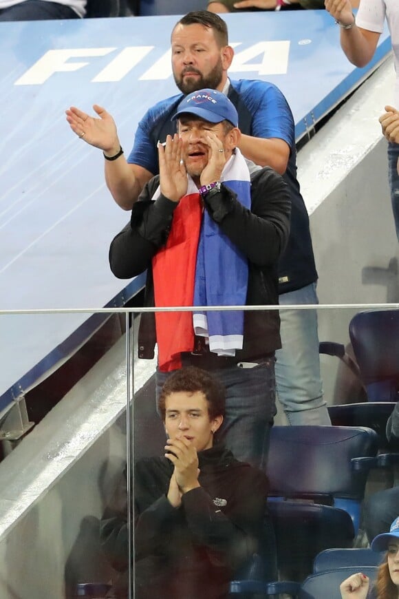 Dany Boon et son fils Mehdi Boon - Célébrités dans les tribunes lors de la demi-finale de la coupe du monde opposant la France à la Belgique à Saint-Pétersbourg, Russie, le 10 juillet 2018. La France a gagné 1-0. © Cyril Moreau/Bestimage