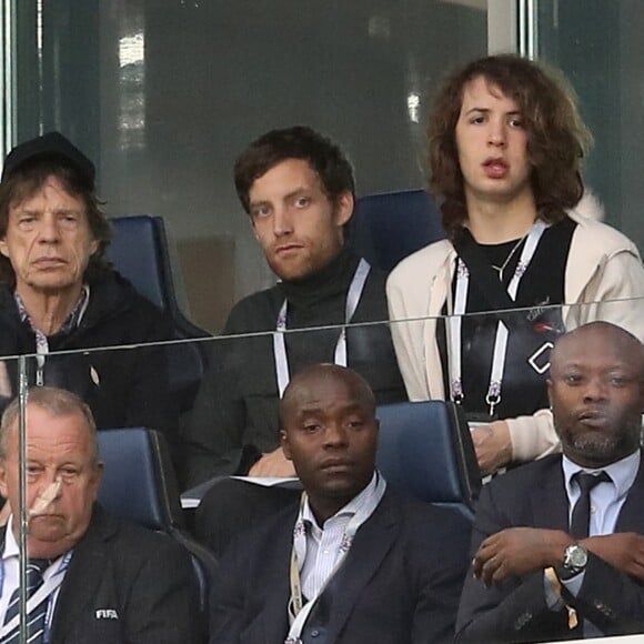 Mick Jagger et ses fils James et Lucas Jagger - Célébrités dans les tribunes lors de la demi-finale de la coupe du monde opposant la France à la Belgique à Saint-Pétersbourg, Russie, le 10 juillet 2018. La France a gagné 1-0. © Cyril Moreau/Bestimage