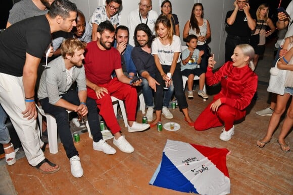 Le groupe rock Kyo (Benoît Poher) et Madame Monsieur (Émilie Satt et Jean-Karl Lucas), présents pour le concert caritatif au profit de l'association Enfant Star & Match à Juan-les-Pins ont suivi dans les loges la demi-finale opposant la France à la Belgique et ont fêté la victoire de l'équipe de France de football le 10 juillet 2018. L'association fondée depuis plus de 10 ans par Fabrice et Barbara Ravaux à Antibes Juan-les-Pins, a pour objectif d'initier, de favoriser et d'encourager la pratique du sport aux enfants malades (essentiellement le tennis, les Ravaux sont propriétaires d'un club de tennis), sans restriction de pathologie et dans toute la France. Les bénéfices de ce concert, incluant le prix des entrées, les dons des privés et des partenaires comme Carrefour Market ou Burger King, serviront à offrir des vacances aux enfants. © Bruno Bebert/Bestimage