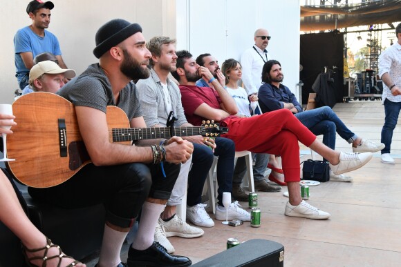 Caruso, le groupe rock Kyo (Benoît Poher) et Madame Monsieur (Émilie Satt et Jean-Karl Lucas), présents pour le concert caritatif au profit de l'association Enfant Star & Match à Juan-les-Pins ont suivi dans les loges la demi-finale opposant la France à la Belgique et ont fêté la victoire de l'équipe de France de football le 10 juillet 2018. L'association fondée depuis plus de 10 ans par Fabrice et Barbara Ravaux à Antibes Juan-les-Pins, a pour objectif d'initier, de favoriser et d'encourager la pratique du sport aux enfants malades (essentiellement le tennis, les Ravaux sont propriétaires d'un club de tennis), sans restriction de pathologie et dans toute la France. Les bénéfices de ce concert, incluant le prix des entrées, les dons des privés et des partenaires comme Carrefour Market ou Burger King, serviront à offrir des vacances aux enfants. © Bruno Bebert/Bestimage