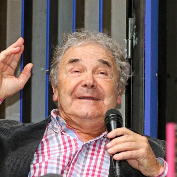 Pierre Perret présente son livre "Ma vie en vin" à la librairie Mollat à Bordeaux le 5 décembre 2016. © Jean-Marc Lhomer / Bestimage