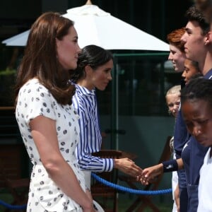 La duchesse Catherine de Cambridge (Kate Middleton) et la duchesse Meghan de Sussex (Meghan Markle) arrivant à Wimbledon le 14 juillet 2018, quelques dizaines de minutes avant le début de la finale dames opposant Serena Williams et Angelique Kerber.