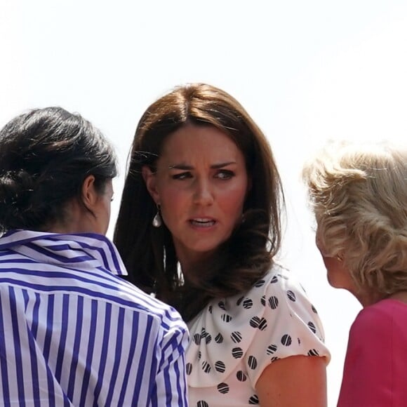 La duchesse Catherine de Cambridge (Kate Middleton) et la duchesse Meghan de Sussex (Meghan Markle) arrivant à Wimbledon le 14 juillet 2018, quelques dizaines de minutes avant le début de la finale dames opposant Serena Williams et Angelique Kerber.