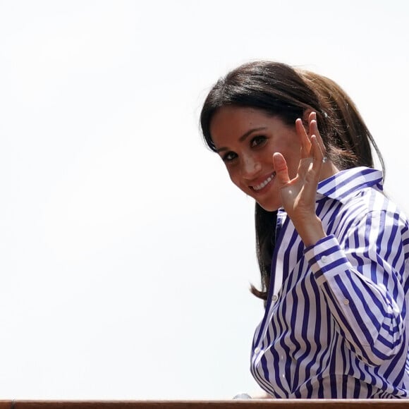 La duchesse Catherine de Cambridge (Kate Middleton) et la duchesse Meghan de Sussex (Meghan Markle) arrivant à Wimbledon le 14 juillet 2018, quelques dizaines de minutes avant le début de la finale dames opposant Serena Williams et Angelique Kerber.