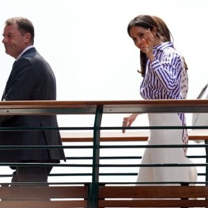 La duchesse Catherine de Cambridge (Kate Middleton) et la duchesse Meghan de Sussex (Meghan Markle) arrivant à Wimbledon le 14 juillet 2018, quelques dizaines de minutes avant le début de la finale dames opposant Serena Williams et Angelique Kerber.