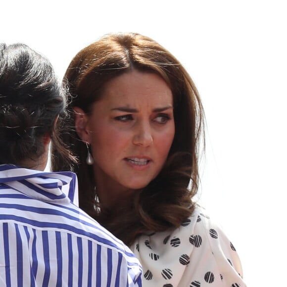 La duchesse Catherine de Cambridge (Kate Middleton) et la duchesse Meghan de Sussex (Meghan Markle) arrivant à Wimbledon le 14 juillet 2018, quelques dizaines de minutes avant le début de la finale dames opposant Serena Williams et Angelique Kerber.