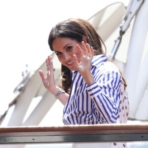 La duchesse Catherine de Cambridge (Kate Middleton) et la duchesse Meghan de Sussex (Meghan Markle) arrivant à Wimbledon le 14 juillet 2018, quelques dizaines de minutes avant le début de la finale dames opposant Serena Williams et Angelique Kerber.