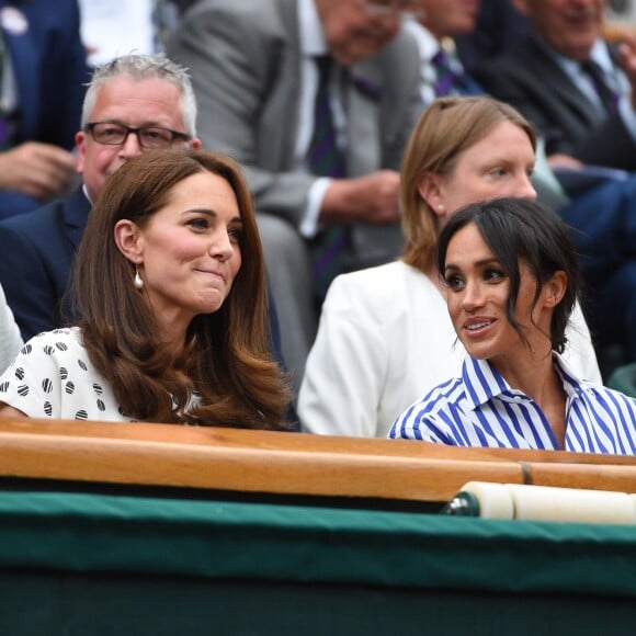 La duchesse Catherine de Cambridge (Kate Middleton) et la duchesse Meghan de Sussex (Meghan Markle) dans la royal box à Wimbledon le 14 juillet 2018.