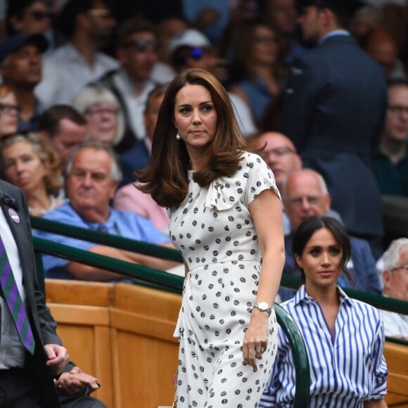 La duchesse Catherine de Cambridge (Kate Middleton) et la duchesse Meghan de Sussex (Meghan Markle) dans la royal box à Wimbledon le 14 juillet 2018.