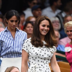 La duchesse Catherine de Cambridge (Kate Middleton) et la duchesse Meghan de Sussex (Meghan Markle) dans la royal box à Wimbledon le 14 juillet 2018.