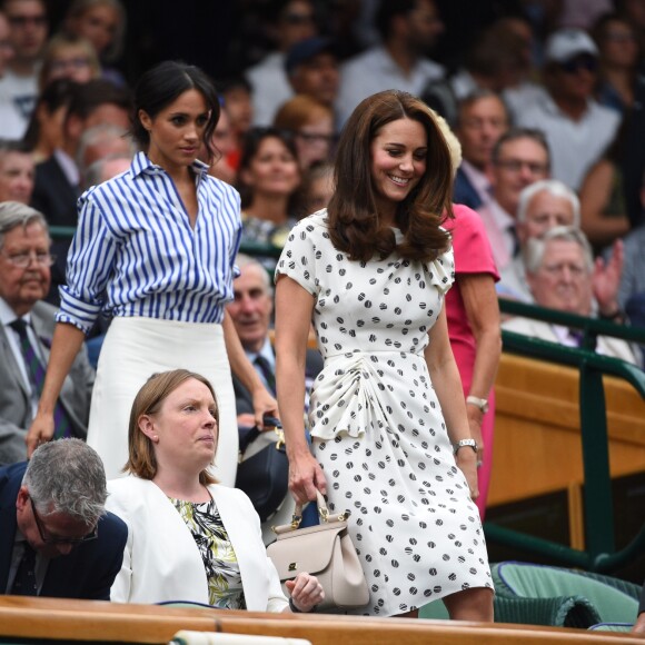 La duchesse Catherine de Cambridge (Kate Middleton) et la duchesse Meghan de Sussex (Meghan Markle) dans la royal box à Wimbledon le 14 juillet 2018.